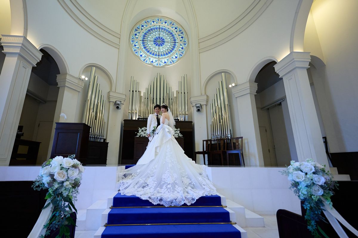 [1歳児]かわいい姿に笑顔溢れる結婚式：好奇心旺盛な1歳の時期。あんよや食事ができるようになるので、参加できる演出幅も広がります。お子様のかわいい姿にみんなも思わず笑顔に。オススメ演出：手押し車入場・お子様バイト　キッズスペースを用意したり、お子様の大好物をウェディングケーキにするのもオススメ。一緒に座れるソファスタイルにすると写真映え抜群。