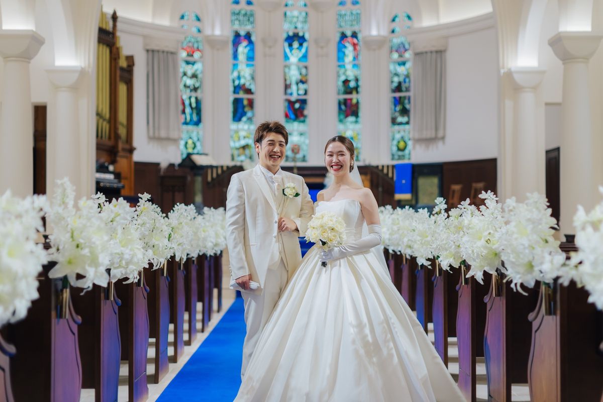 [1歳児]かわいい姿に笑顔溢れる結婚式：好奇心旺盛な1歳の時期。あんよや食事ができるようになるので、参加できる演出幅も広がります。お子様のかわいい姿にみんなも思わず笑顔に。オススメ演出：手押し車入場・お子様バイト　キッズスペースを用意したり、お子様の大好物をウェディングケーキにするのもオススメ。一緒に座れるソファスタイルにすると写真映え抜群。